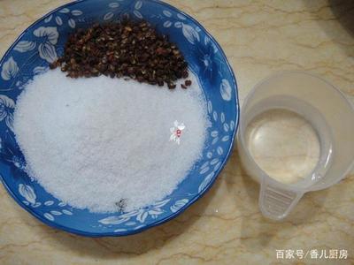 自己腌的臘雞腿,咸鮮適中,肉質嫩滑,比買的還要好吃!